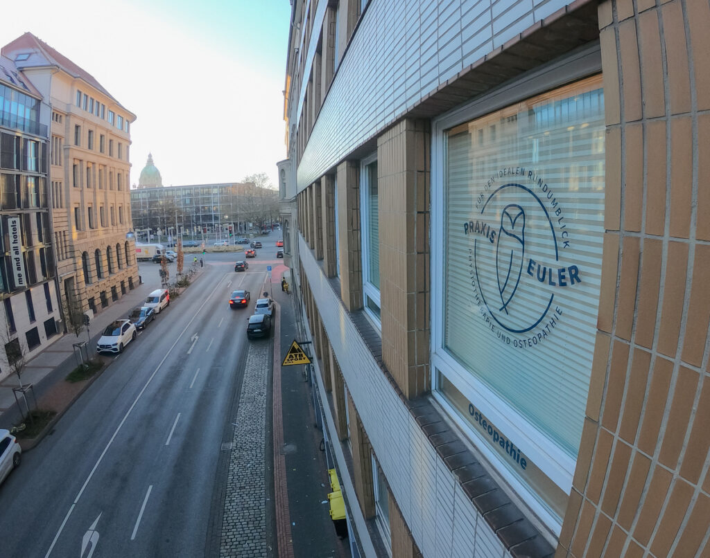 Blick auf die Praxis Euler mit dem Aegidientorplatz im Hintergrund