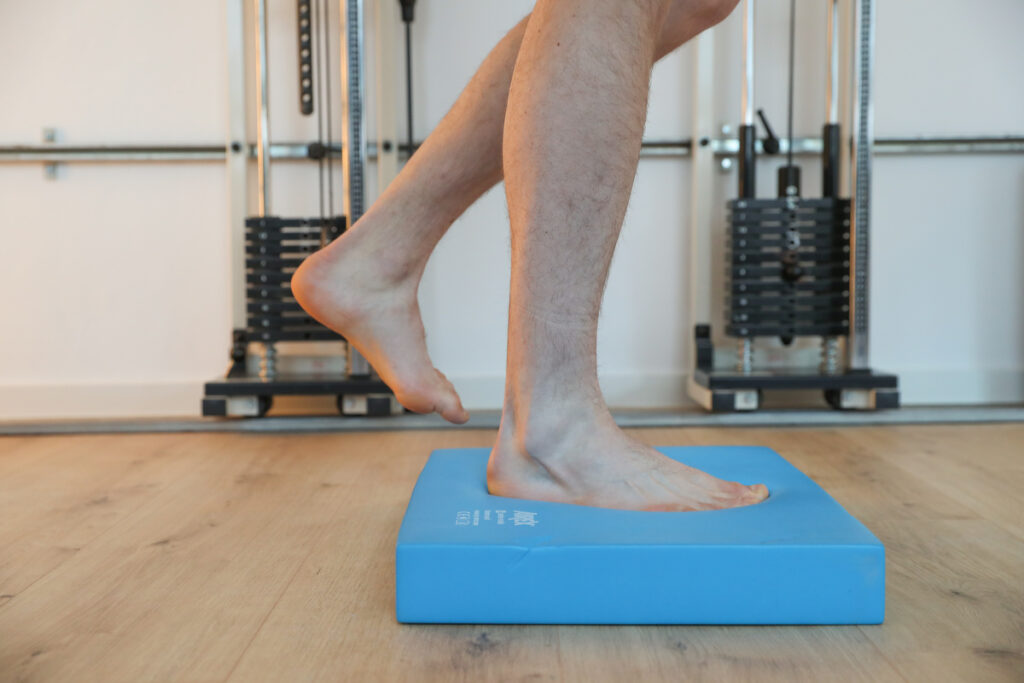 Ein Patient mach Übungen zur Stabilisierung des Fußes in der Praxis Euler für Physiotherapie und Osteopathie in Hannover