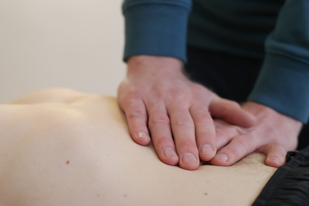 Ein Physiotherapeut der Praxis Euler für Physiotherapie und Osteopathie in Hannover bei der Arbeit